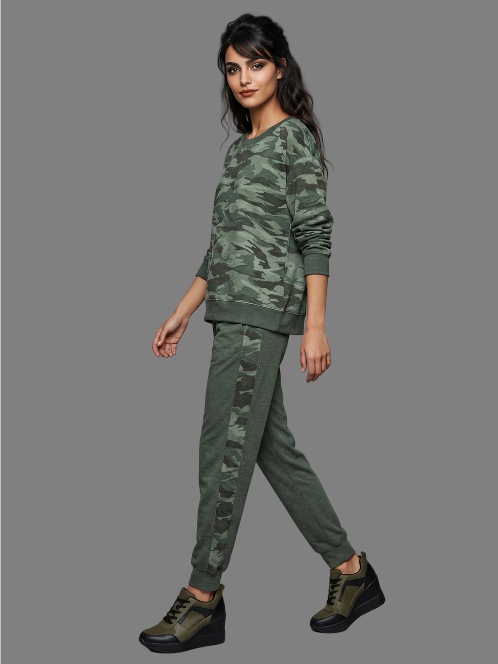 SPLENDID Olive Green Camo Sweatshirt and Jogger Sweatpants Long sleeve Crew neck